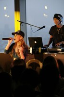 ダンサー2人を従えて登場したDOUBLEは、DJ MAKIDAIによるトラックに乗せて「Real Love」を披露。