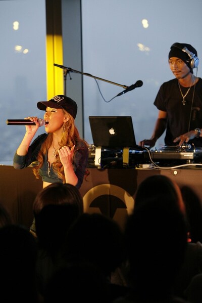 ダンサー2人を従えて登場したDOUBLEは、DJ MAKIDAIによるトラックに乗せて「Real Love」を披露。