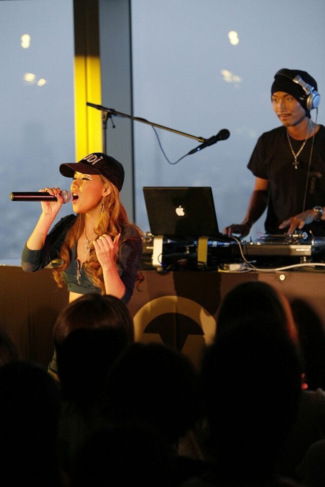 ダンサー2人を従えて登場したDOUBLEは、DJ MAKIDAIによるトラックに乗せて「Real Love」を披露。