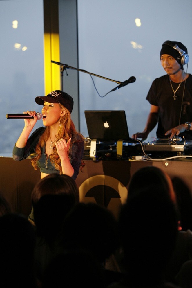 ダンサー2人を従えて登場したDOUBLEは、DJ MAKIDAIによるトラックに乗せて「Real Love」を披露。