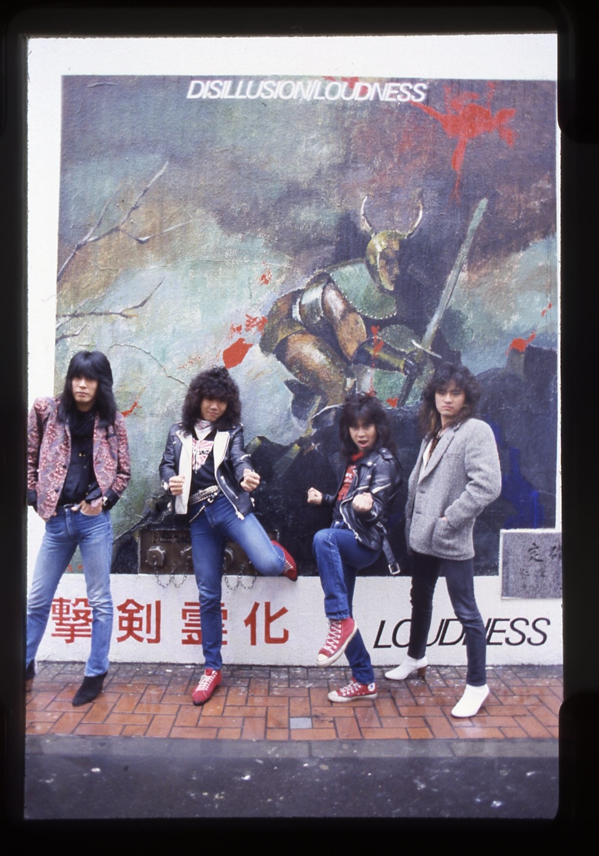 4thアルバム「DISILLUSION～撃剣霊化～」発表時（1984年頃）の貴重な1枚。4人のファッションから当時のメタルシーンを感じ取ることができる（photo by Hiroyuki Yoshihama/YOUNG GUITAR）。