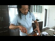 スカパラ北原がCMでチリバツなZEPPINカレー調理