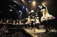 マネキンに模した全身タイツのダンサーが次々と登場。ステージ上で不思議な世界観を演出した。