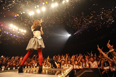 昨日8月28日に行われたワンマンライブにて、MEGは濃厚な演出とライブパフォーマンスを披露。会場に詰め掛けたファンを残らず熱狂させた。