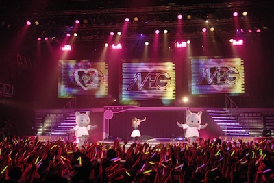 MEGファンにはおなじみの、猫の着ぐるみもかわいらしいダンスを披露。ほかにも鼠先輩がシークレットゲストとして出演。ヒットナンバー「六本木～GIROPPON～」を披露し、ステージに華ならぬ「ぽ」を添えた。