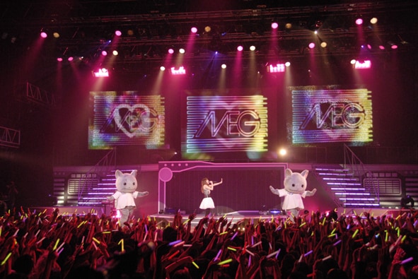 MEGファンにはおなじみの、猫の着ぐるみもかわいらしいダンスを披露。ほかにも鼠先輩がシークレットゲストとして出演。ヒットナンバー「六本木～GIROPPON～」を披露し、ステージに華ならぬ「ぽ」を添えた。