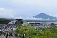 雨模様の天気だったがどのライブアクトも充実の内容。初日には富士山もその堂々とした姿を現した。