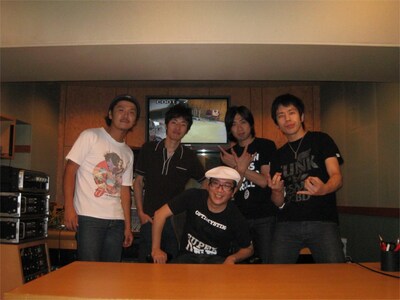 夢のコラボレーションを果たした2組の記念撮影。