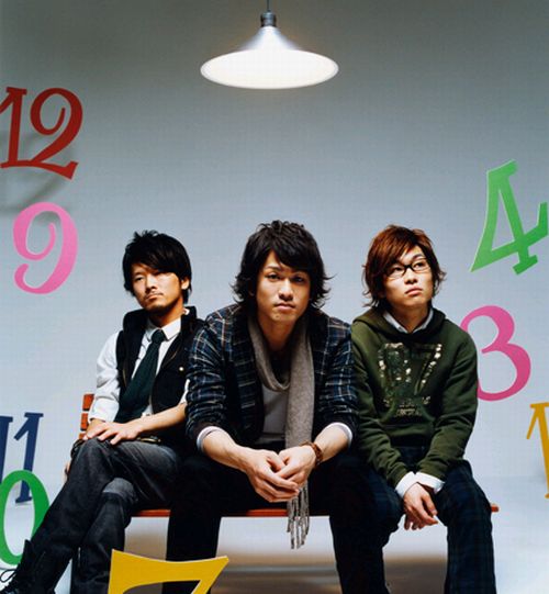 左から森西亮太(Dr)、小西透太(Vo&G)、イッペイ(Ba)。