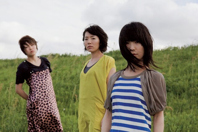 秋には学園祭ツアーを開催するチャットモンチー。全国およそ100校から出演依頼があり、現在のところ明治大学と早稲田大学の学園祭に出演することが決定している。