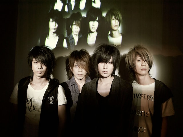 Plastic Treeは昨年末から今年1月にかけて、全国ツアーを行ったばかり。今年8月30日には日本武道館公演も控えている（写真左がササブチヒロシ）。