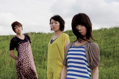 チャットの3人は8月30日、国内最大級のテクノイベント「WIRE」に遊びに行ったとのこと。ギター／ボーカル橋本絵莉子（写真右）のWIRE奮闘レポはオフィシャルブログ参照。