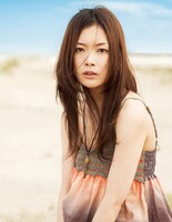 はかなくも力強いボーカルが胸を打つmiccの音楽。アニメでは主人公・ソラが憧れる弾き語りシンガーYASUKOとして印象的な歌声を聴かせてくれる。