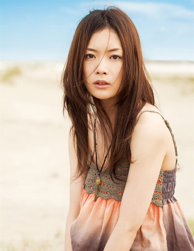 はかなくも力強いボーカルが胸を打つmiccの音楽。アニメでは主人公・ソラが憧れる弾き語りシンガーYASUKOとして印象的な歌声を聴かせてくれる。