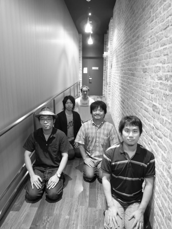 バカボン鬼塚と村上雄信はともにラジオ番組のディレクター。2人は面白ロックバンド「かかし」としても活動している。