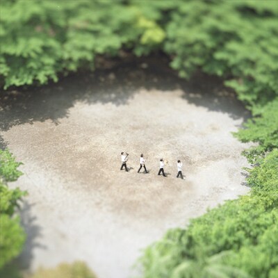 UAの歌う「PoPo Loouise」は10月8日に先行シングルとしてリリース。この曲はNHK「みんなのうた」10～11月のうたとしてオンエアされる（写真はアルバム「遠くの友達」ジャケット）。