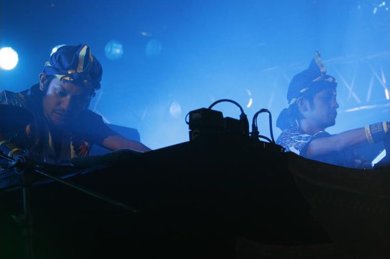 RYUKYUDISKOのエンターテインメント性あふれるパフォーマンスに、まだ早い時間からフロアは沸騰。（写真：北岡一浩）