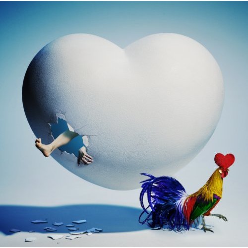 写真はシングル「MERRY-LIFE-GOES-ROUND / TRUE, BABY TRUE.」ジャケット。収録曲「MERRY-LIFE-GOES-ROUND」のPVには持田香織（Every Little Thing）が出演し、話題となった。