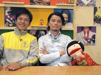 KREVA（写真中央）はキャンペーン当日、新潟県で行われるライブイベント「音楽と髭達2008“ONE”」に参加するため、たばっち（左）とこけてぃっしゅ隊員（右）が彼の代わりにDVD発売をPRする。