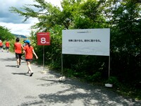 1kmごとに立てられた距離表示の看板。