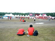 走行後疲れ果てて、ステージ前に行く前に休憩するランナー。