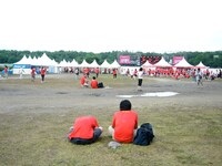 走行後疲れ果てて、ステージ前に行く前に休憩するランナー。