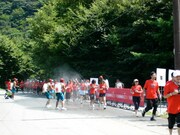 コース上には暑さ対策としてシャワーステーションが設けられた。