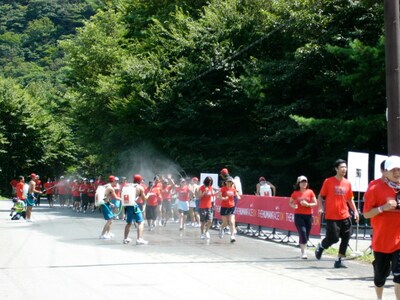 夏の終わりに行われた昨年とは違い、今年は秋の開催。とはいえ、十分なコンディション管理が必要だ（写真は昨年の様子。暑さ対策としてシャワーステーションが設けられた）。