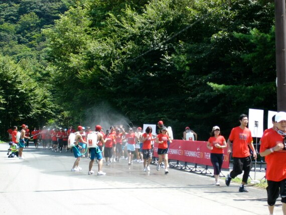 夏の終わりに行われた昨年とは違い、今年は秋の開催。とはいえ、十分なコンディション管理が必要だ（写真は昨年の様子。暑さ対策としてシャワーステーションが設けられた）。
