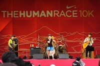 観客にエールを送る木村カエラ。