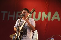 観客をあおりながら熱唱するサンボマスター山口。