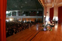 シンプルな編成で奏でられるスネオのナンバーに、じっくり耳を傾ける生徒たち。