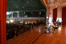 シンプルな編成で奏でられるスネオのナンバーに、じっくり耳を傾ける生徒たち。