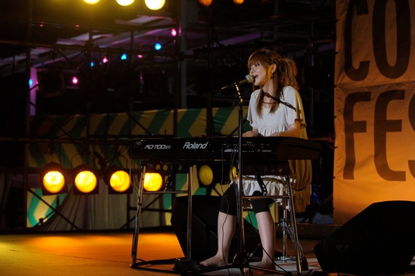 千葉の某海岸にて行われた今回のライブシーン撮影。裸足で撮影に挑んだ星村は、「皆さんよりも絶対に緊張していると思うんですけど・・・素敵な作品作りの手助けができれば」と語った。