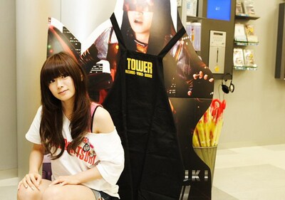 にっこりほほえむアイラ（本物）とコピーロボット（立て看板）。ナタリースタッフも同日夕方過ぎにタワーレコード秋葉原店に足を運んだがアイラ本人の姿はなく、コピーロボットのみがけなげに立ち続けていた。