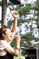 アルバム「WORLD」は9月3日付けオリコンアルバムデイリーチャートで9位にランクイン。