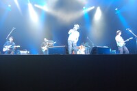 大沢・浜崎・桜井による「LOST CONTROL」のライブ演奏。