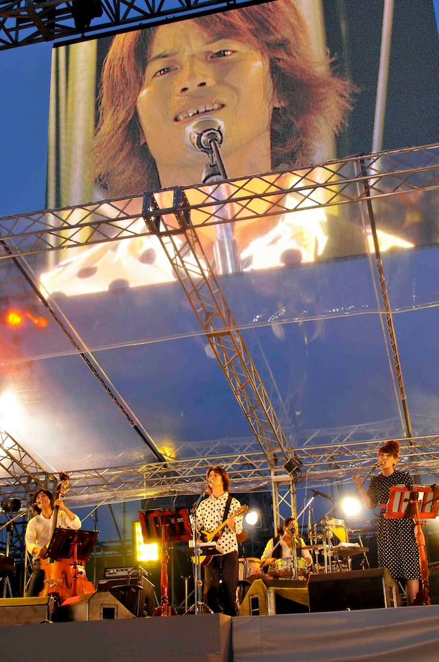 歌うくるり。上はモニターに映る岸田繁。