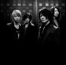 TERU（写真右から2番目）はこの日、エイズ医療に関する専門家を交えたトークコーナーにゲスト出演する。