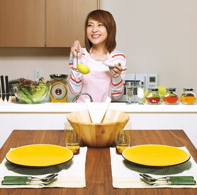 「肌を露出しない、ヒールを履かない姿での撮影は初めてです。若奥様気分を満喫しました」と西川史子。河口と西川はシングル発売前日の9月16日、都内の某クッキングスクールにて「愛する人が『ただいま』と早く帰ってきたくなる料理」をテーマに史上初の「クッキングライブ」を開催する。