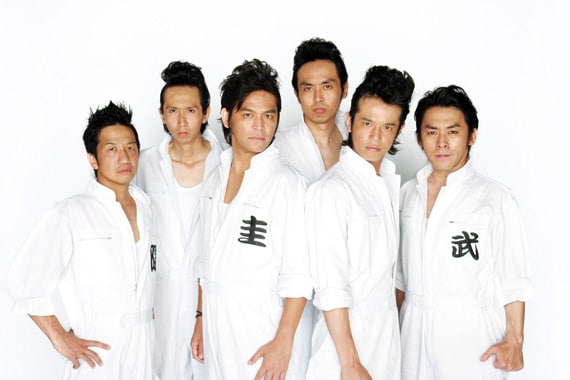 エアバンドは岡田と庄司のツインボーカルに加え、エアギターの先駆者・金剛地武志、そしてエアドラムに波田陽区、エアベース山根良顕（アンガールズ）、エアキーボード田中卓志（アンガールズ）という、文字どおりの“エア”バンド。