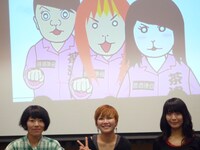 チャットモンチーの3人。後ろがアニメキャラクター。