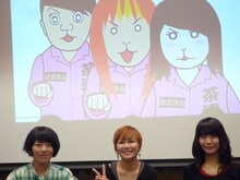 チャットモンチーの3人。後ろがアニメキャラクター。