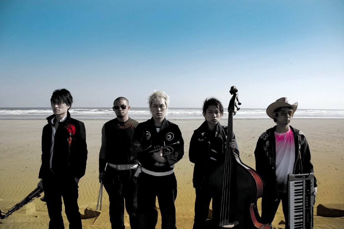 現在はpe'zmokuとしての活動を展開中のPE'Z。単体でのライブは久々だ。