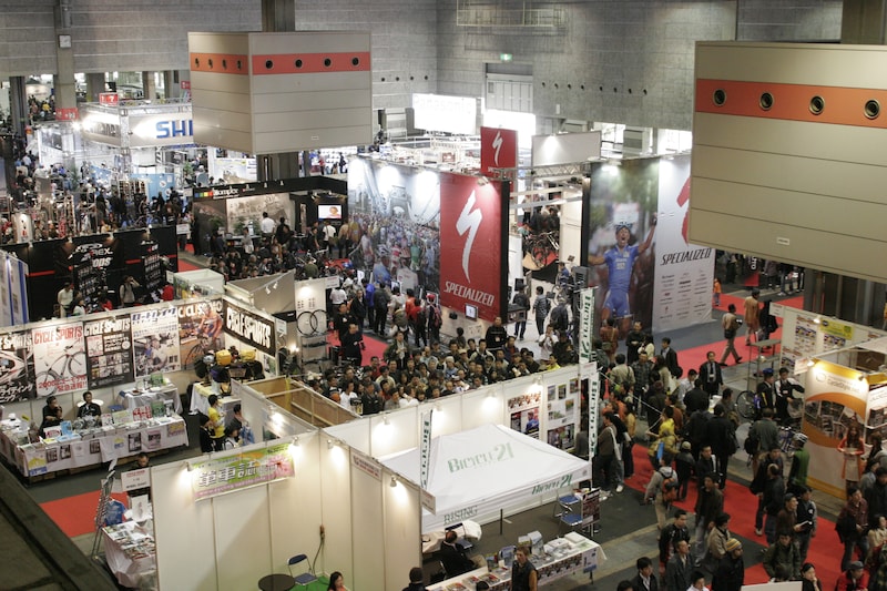 写真は過去に開催された「CYCLE MODE international」展示ホール内の模様。