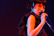 今年デビュー10周年を迎えた椎名林檎は、この夏ソロや東京事変としての活動を展開。11月にはさいたまスーパーアリーナでスペシャルライブを行う（Photo by 三吉ツカサ）。