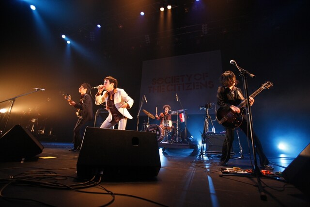 現在も「新春Funk-a-lismo! Circuit」で全国を回っているSCOOBIE DO。2009年も変わらずライブ三昧だ。