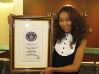 ギネス認定書を手に会心の笑顔を見せる青山テルマ。