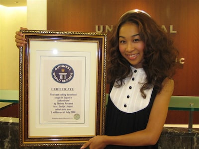 ギネス認定書を手に会心の笑顔を見せる青山テルマ。