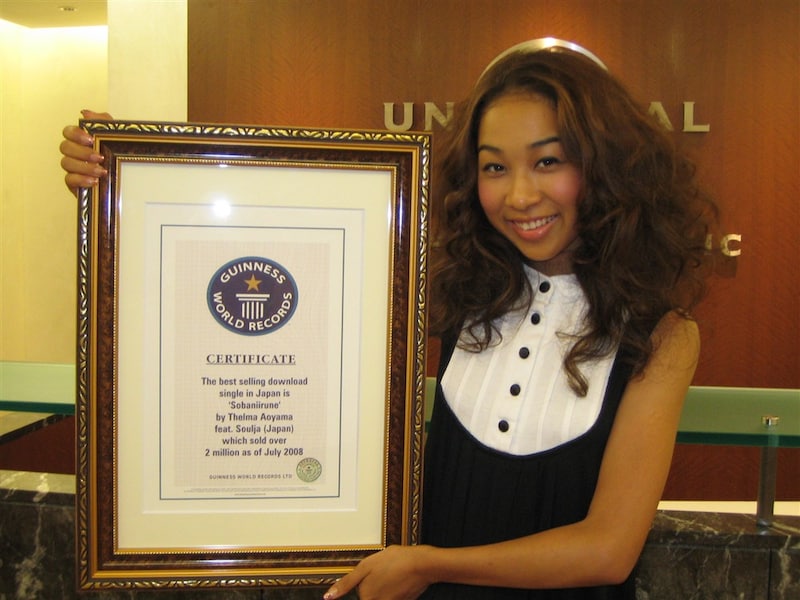 ギネス認定書を手に会心の笑顔を見せる青山テルマ。